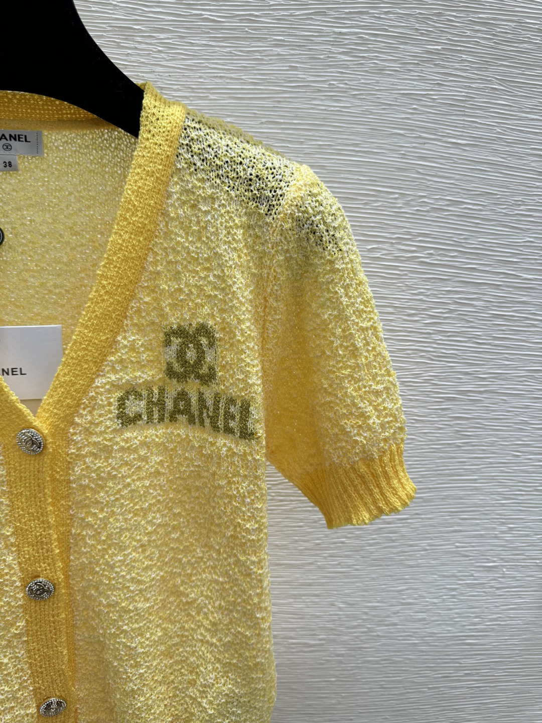 🆕CH家🆕 早春新款 撞色字母V领针织短袖开衫颜色：黄色尺码：36.38.40