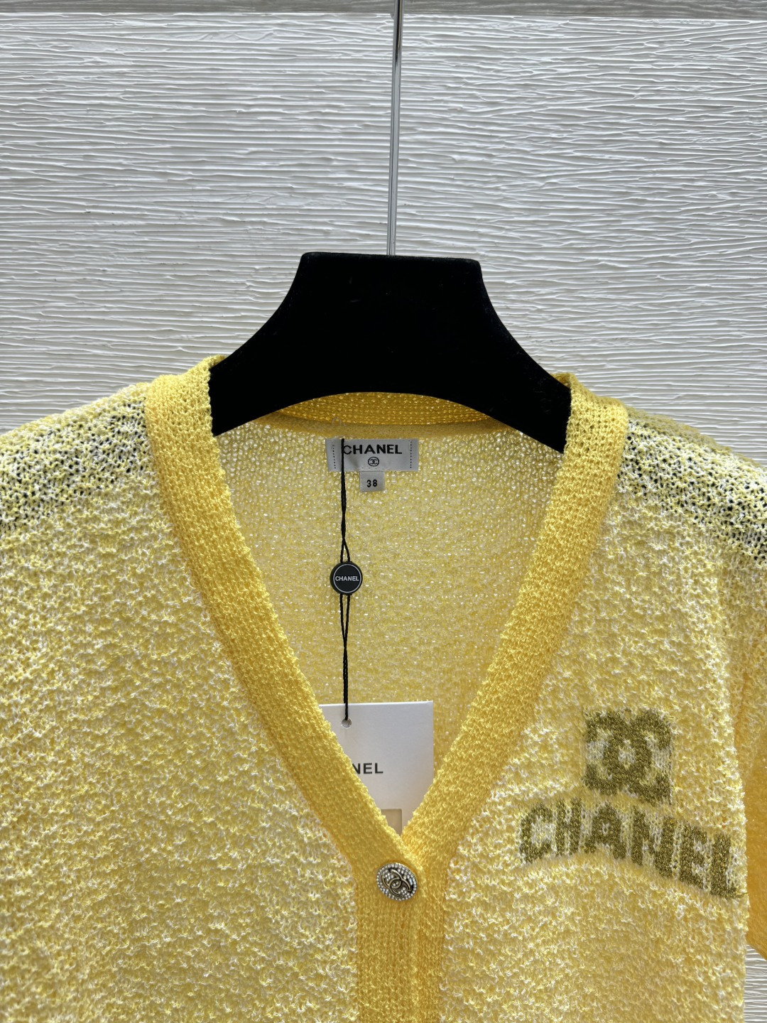 🆕CH家🆕 早春新款 撞色字母V领针织短袖开衫颜色：黄色尺码：36.38.40