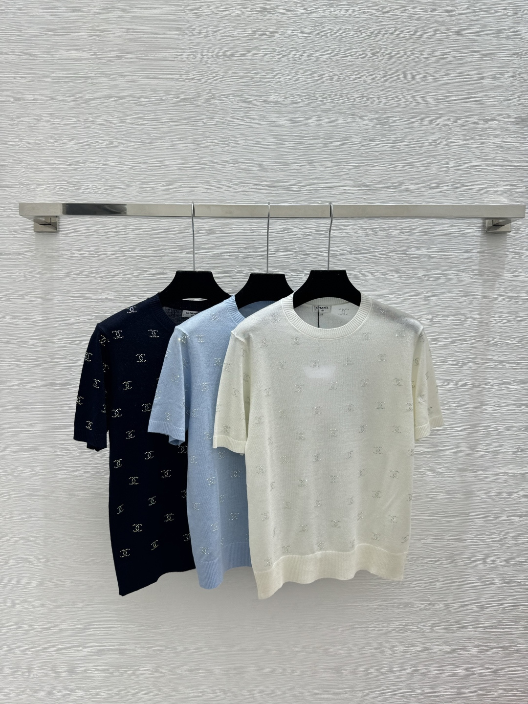 🆕CH家🆕 春夏新款 纯色logo烫钻圆领针织短袖颜色：白色 蓝色 宝蓝尺码：36.38.40