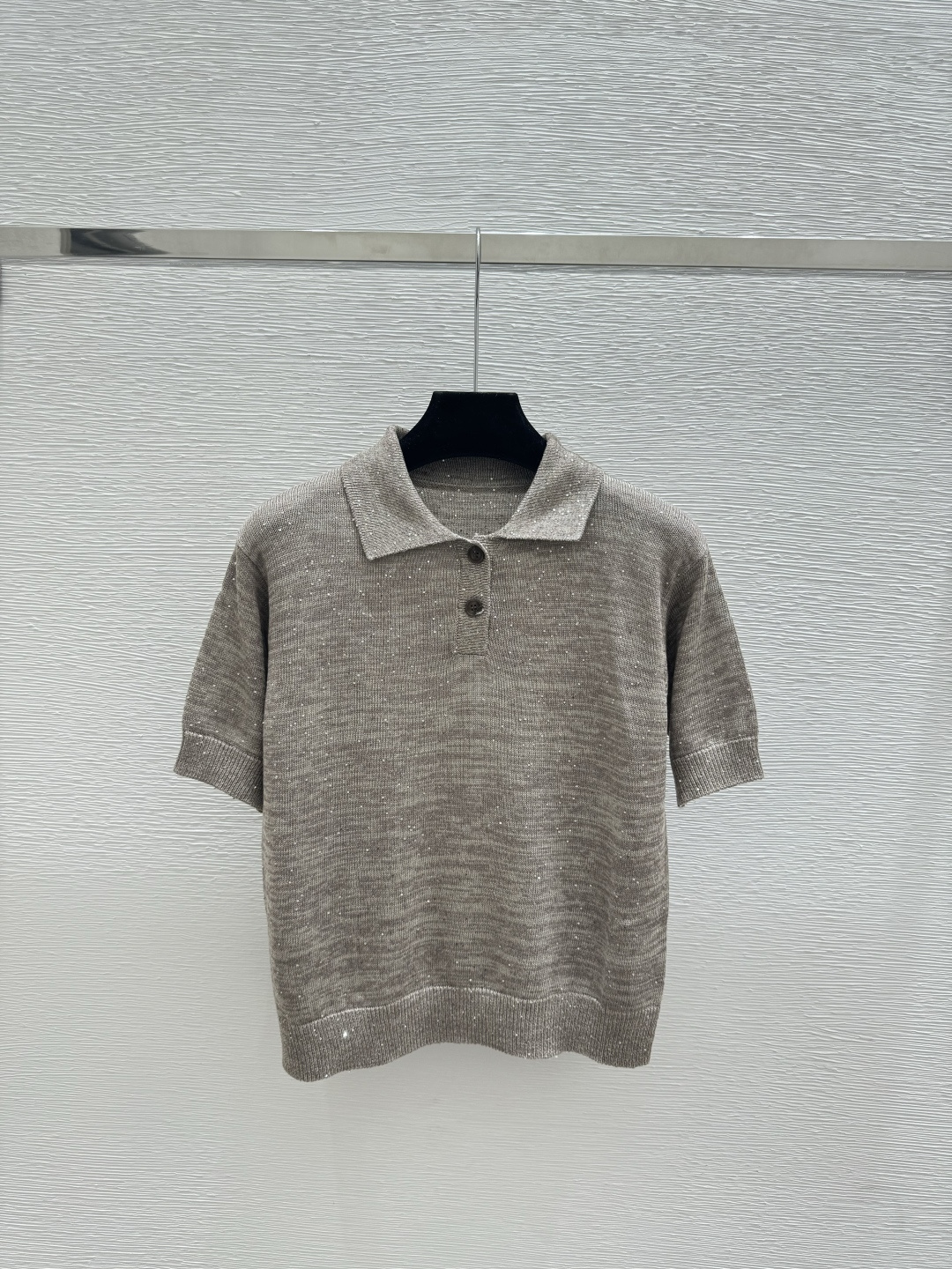 🆕BC家🆕 春夏新款 纯色珠片翻领针织短袖颜色：白色 卡其尺码：36.38.40