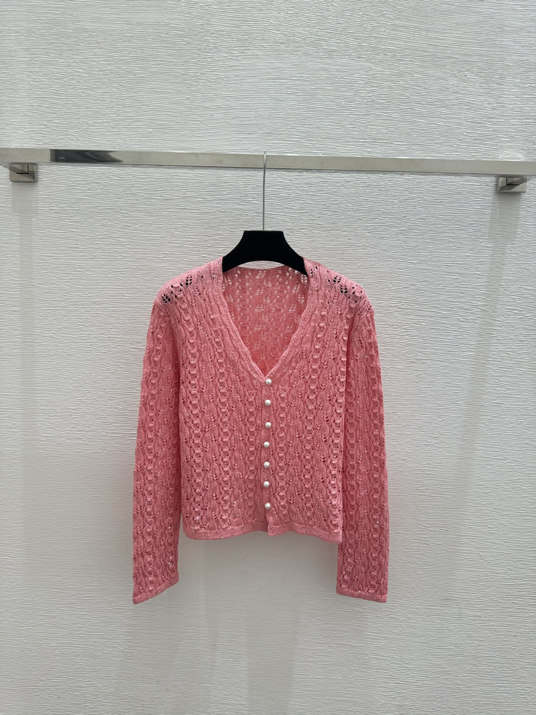 🆕BC家🆕 春夏新款 纯色珠片镂空V领针织长袖开衫颜色：白色 粉色尺码：36.38.40