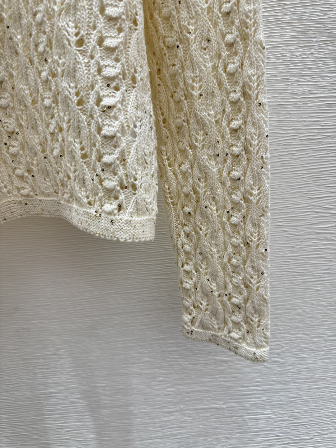 🆕BC家🆕 春夏新款 纯色珠片镂空V领针织长袖开衫颜色：白色 粉色尺码：36.38.40