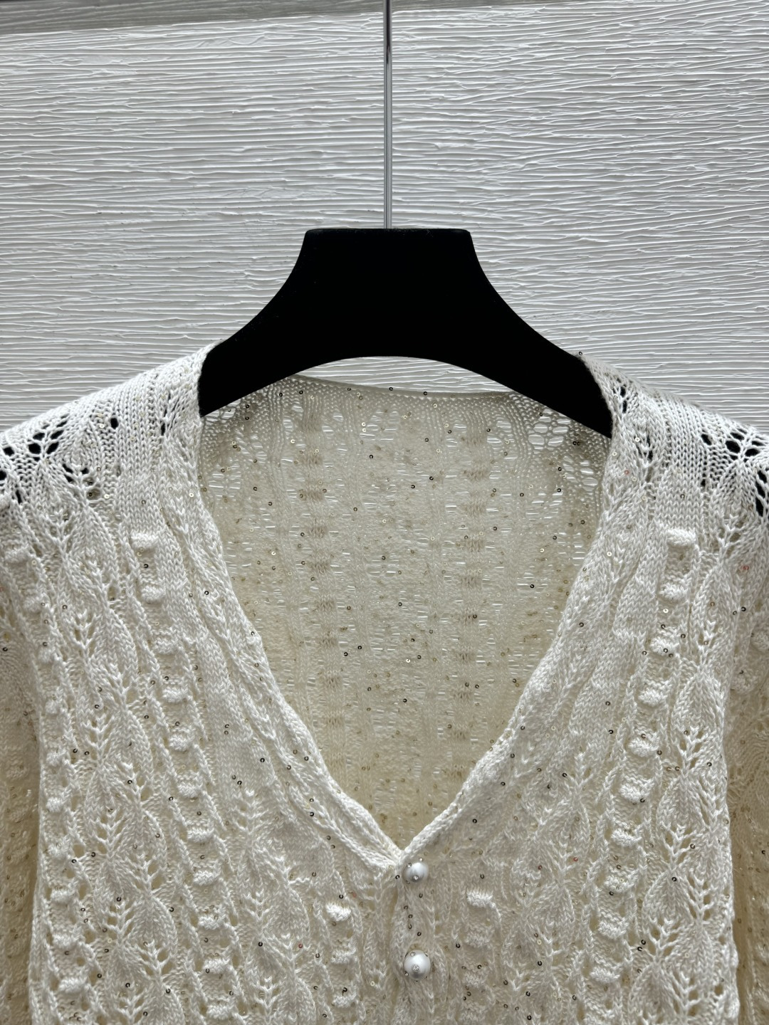 🆕BC家🆕 春夏新款 纯色珠片镂空V领针织长袖开衫颜色：白色 粉色尺码：36.38.40