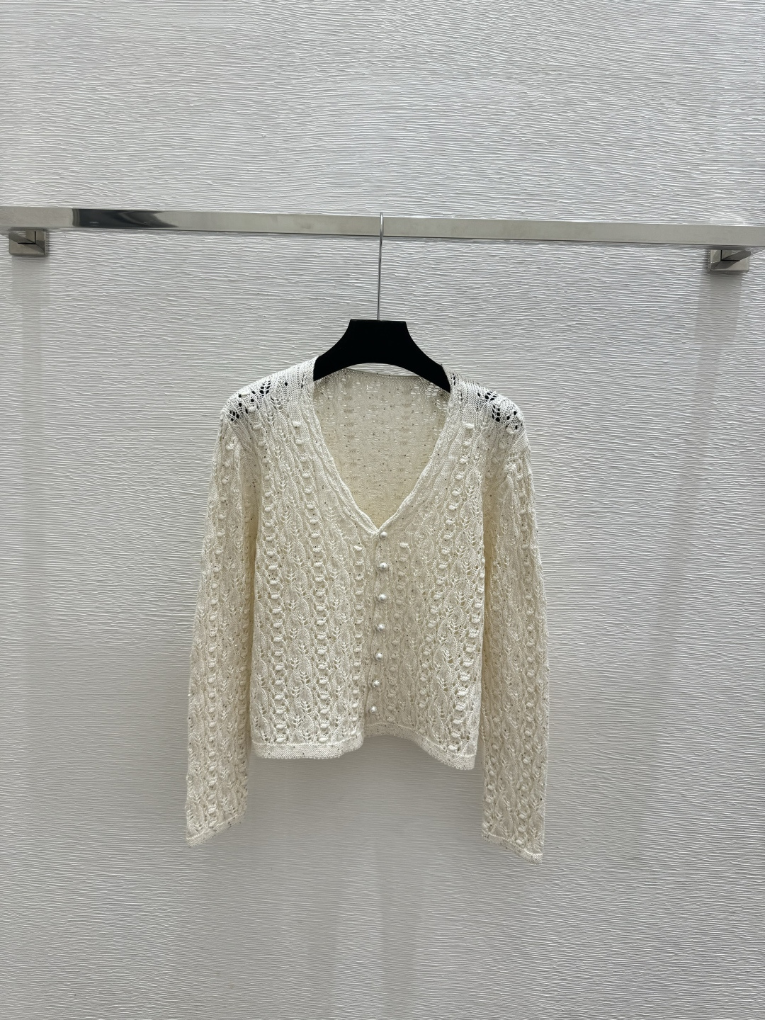 🆕BC家🆕 春夏新款 纯色珠片镂空V领针织长袖开衫颜色：白色 粉色尺码：36.38.40