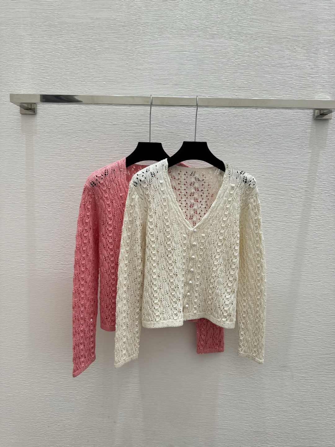 🆕BC家🆕 春夏新款 纯色珠片镂空V领针织长袖开衫颜色：白色 粉色尺码：36.38.40