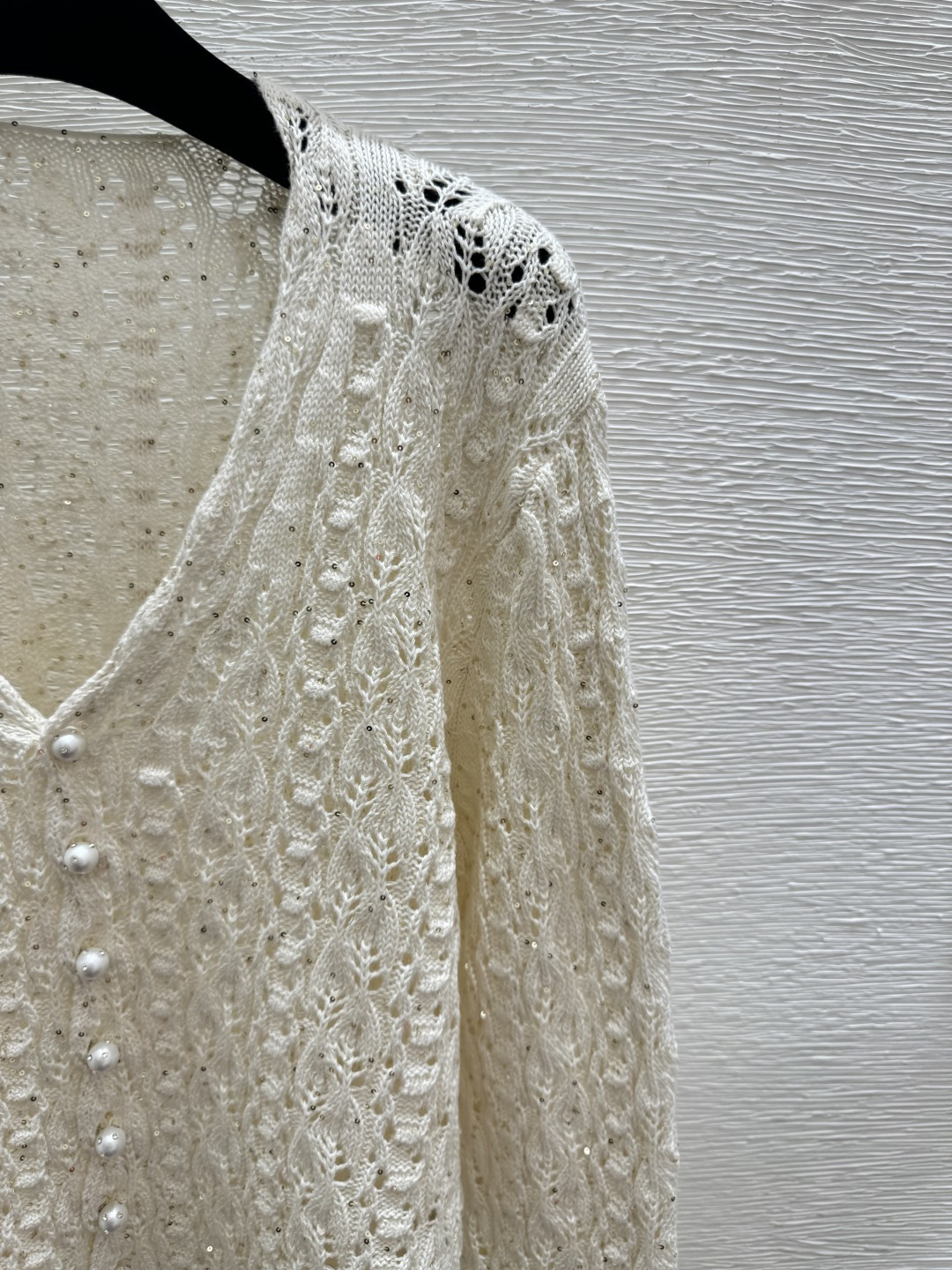 🆕BC家🆕 春夏新款 纯色珠片镂空V领针织长袖开衫颜色：白色 粉色尺码：36.38.40