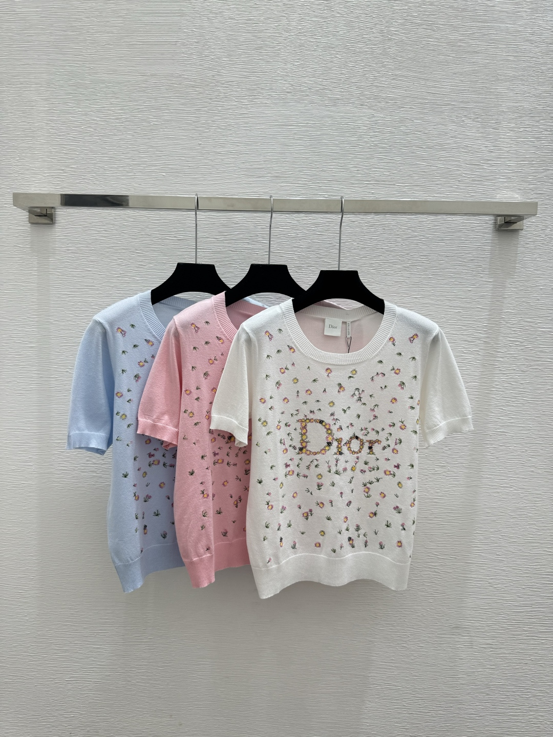 🆕D家🆕 春夏新款 撞色花卉圆领针织短袖颜色：白色 粉色 蓝色尺码：36.38.40