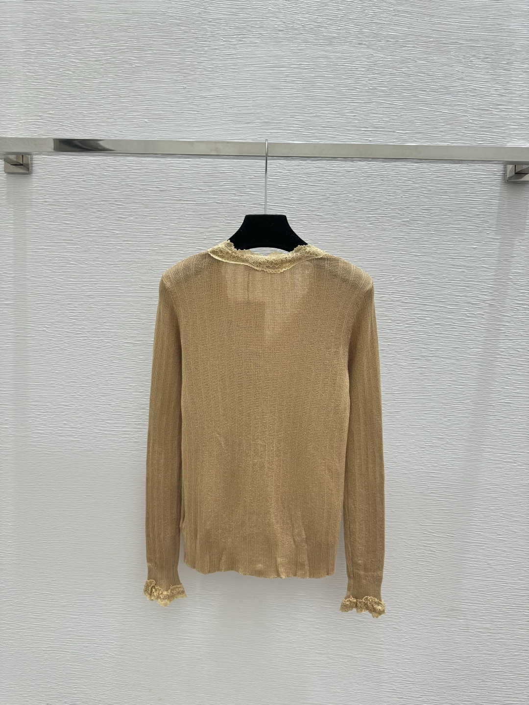 🆕VA家🆕 春夏新款 纯色蕾丝V领针织长袖开衫颜色：卡其 黑色尺码：36.38.40