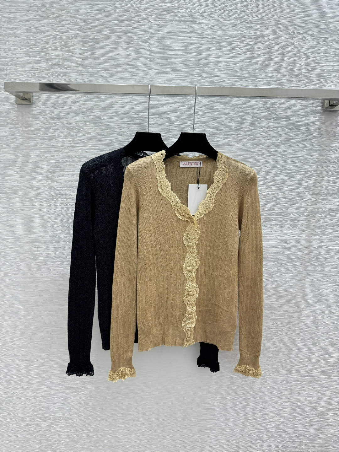 🆕VA家🆕 春夏新款 纯色蕾丝V领针织长袖开衫颜色：卡其 黑色尺码：36.38.40