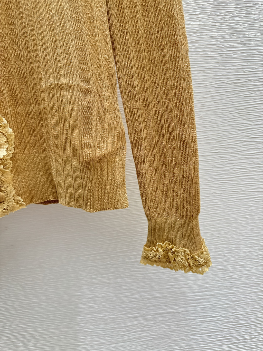 🆕VA家🆕 春夏新款 纯色蕾丝V领针织长袖开衫颜色：卡其 黑色尺码：36.38.40