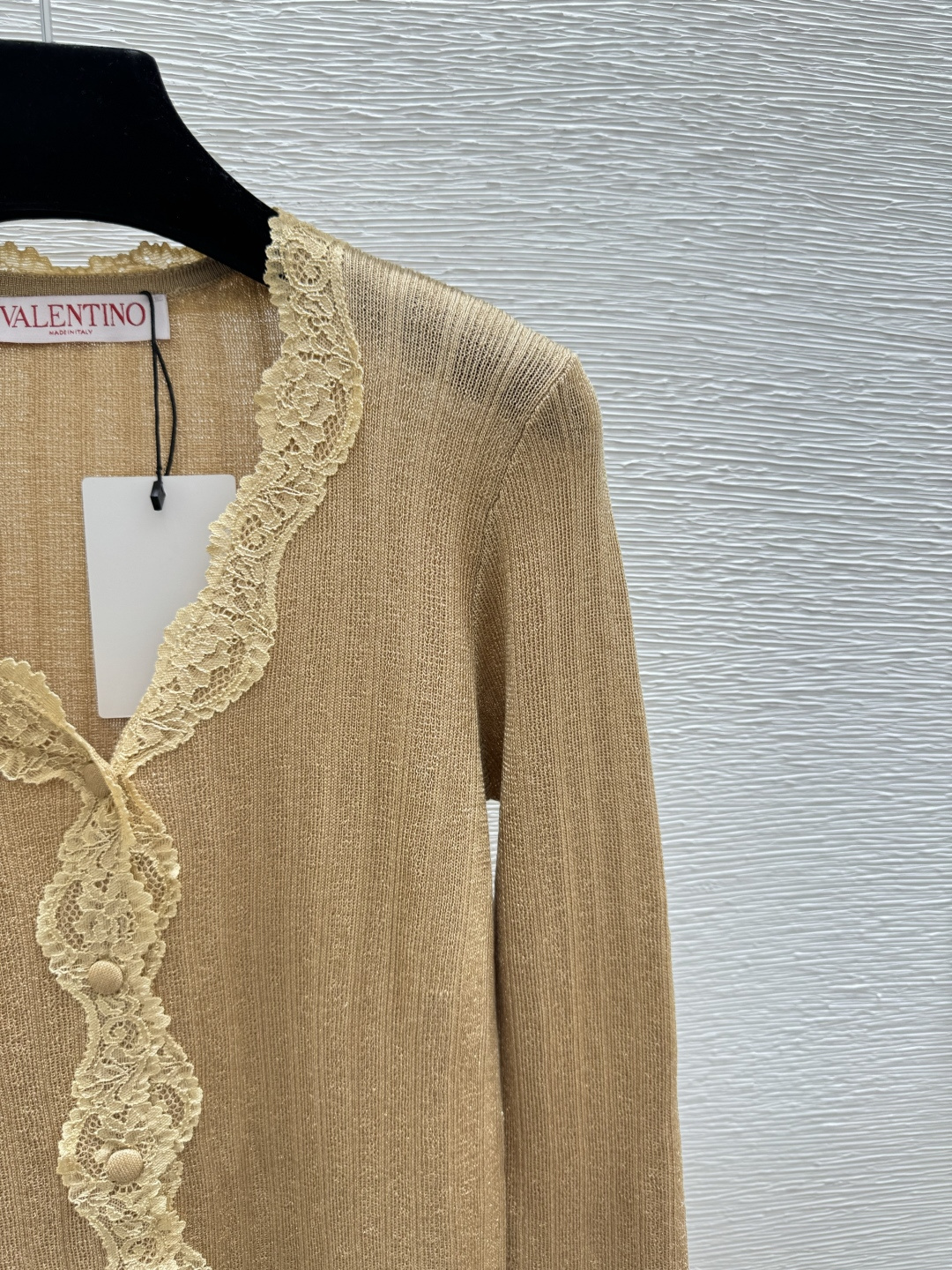 🆕VA家🆕 春夏新款 纯色蕾丝V领针织长袖开衫颜色：卡其 黑色尺码：36.38.40