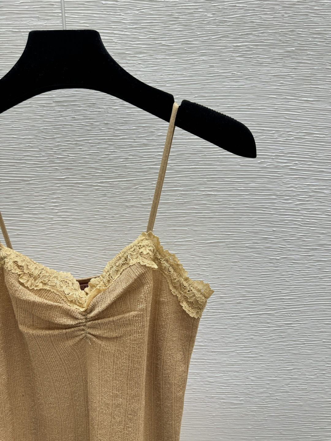 🆕VA家🆕 春夏新款 纯色蕾丝针织吊带颜色：卡其 黑色尺码：36.38.40