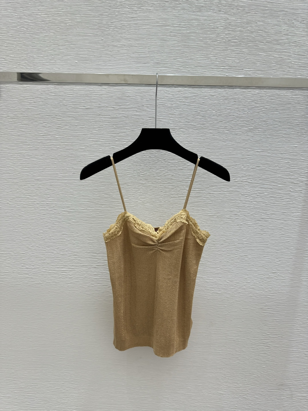 🆕VA家🆕 春夏新款 纯色蕾丝针织吊带颜色：卡其 黑色尺码：36.38.40