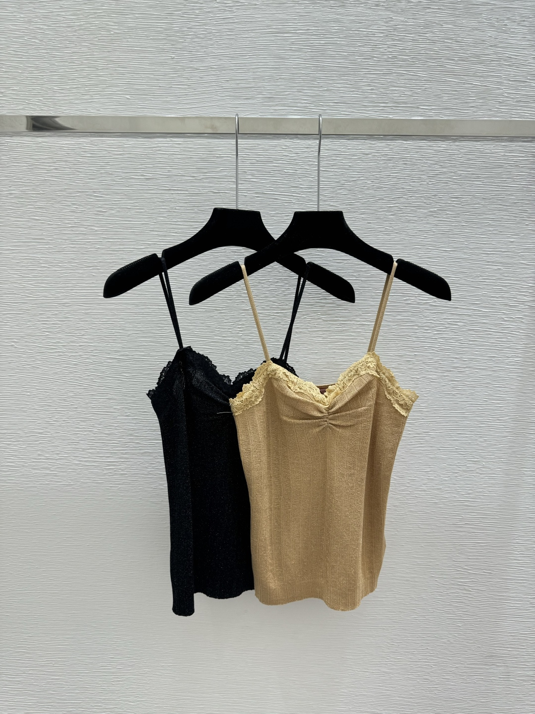 🆕VA家🆕 春夏新款 纯色蕾丝针织吊带颜色：卡其 黑色尺码：36.38.40