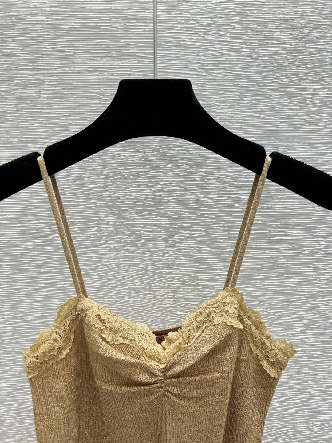 🆕VA家🆕 春夏新款 纯色蕾丝针织吊带颜色：卡其 黑色尺码：36.38.40