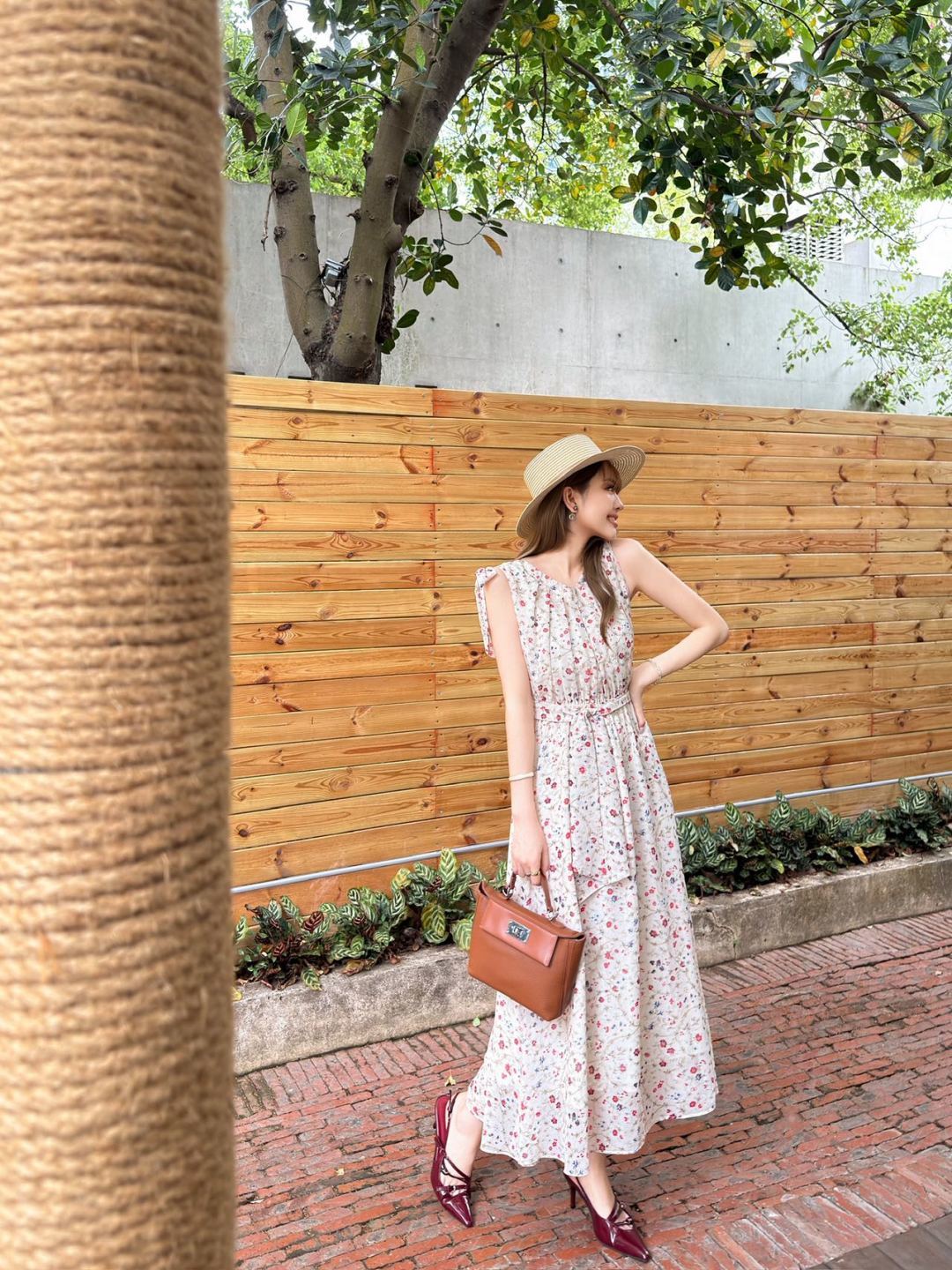 🆕VA家🆕 春夏新款 撞色简约碎花连衣裙颜色：杏色 尺码：36.38.40