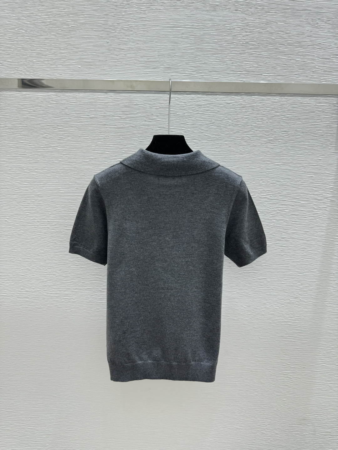 🆕M家🆕 春夏新款 纯色简约翻领针织短袖颜色：卡其 灰色尺码：36.38.40