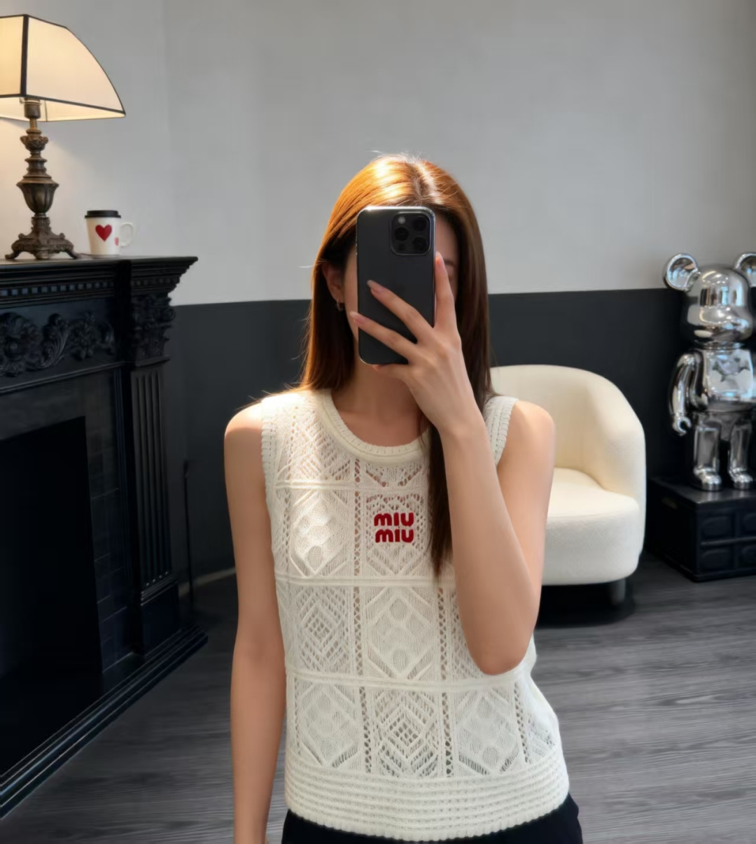 🆕M家🆕 春夏新款 纯色镂空圆领针织背心颜色：白色 蓝色尺码：36.38.40