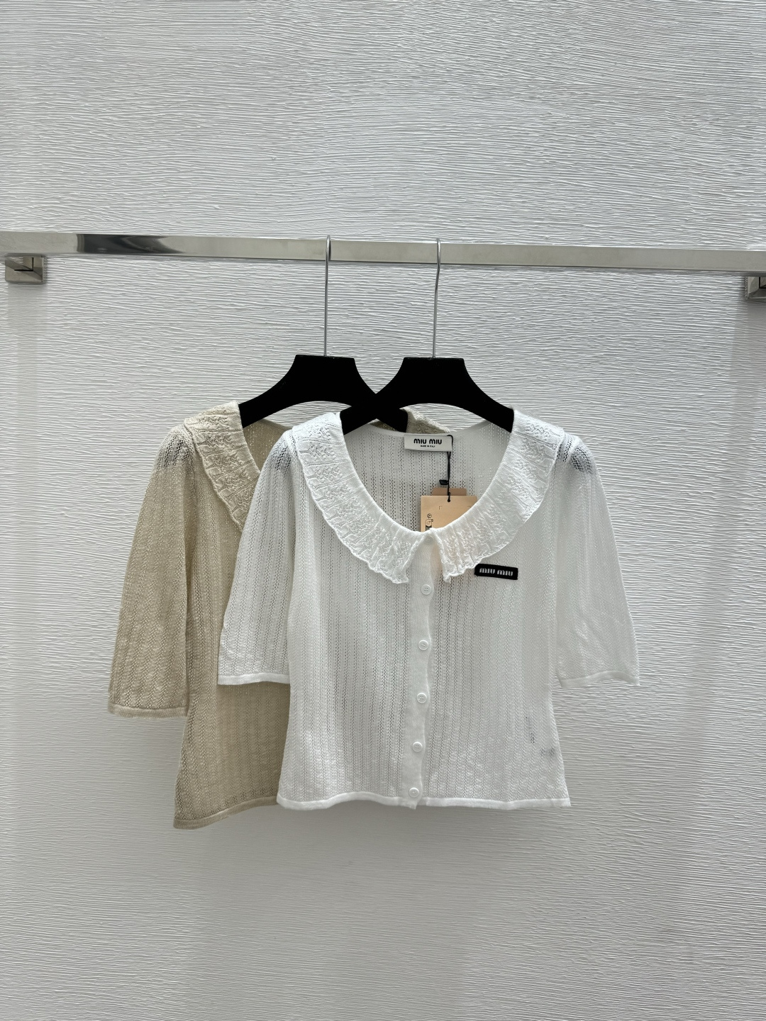 🆕M家🆕 春夏新款 纯色镂空花边圆领针织短袖开衫颜色：白色 卡其尺码：36.38.40