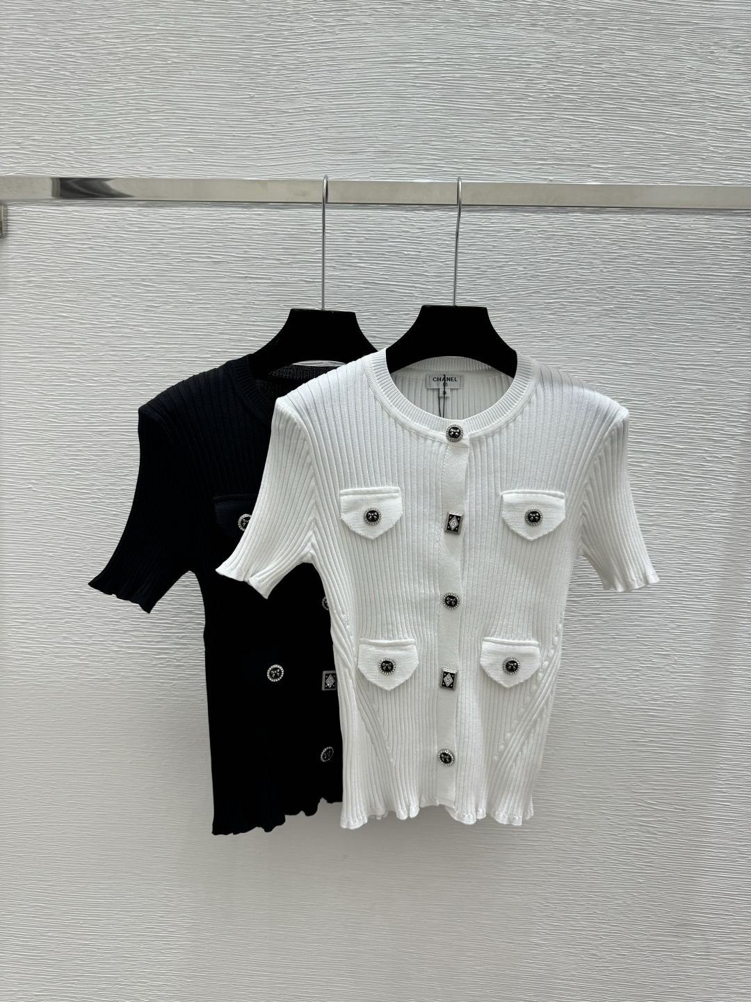 🆕CH家🆕 春夏新款 纯色简约圆领针织短袖开衫颜色：白色 黑色尺码：36.38.40