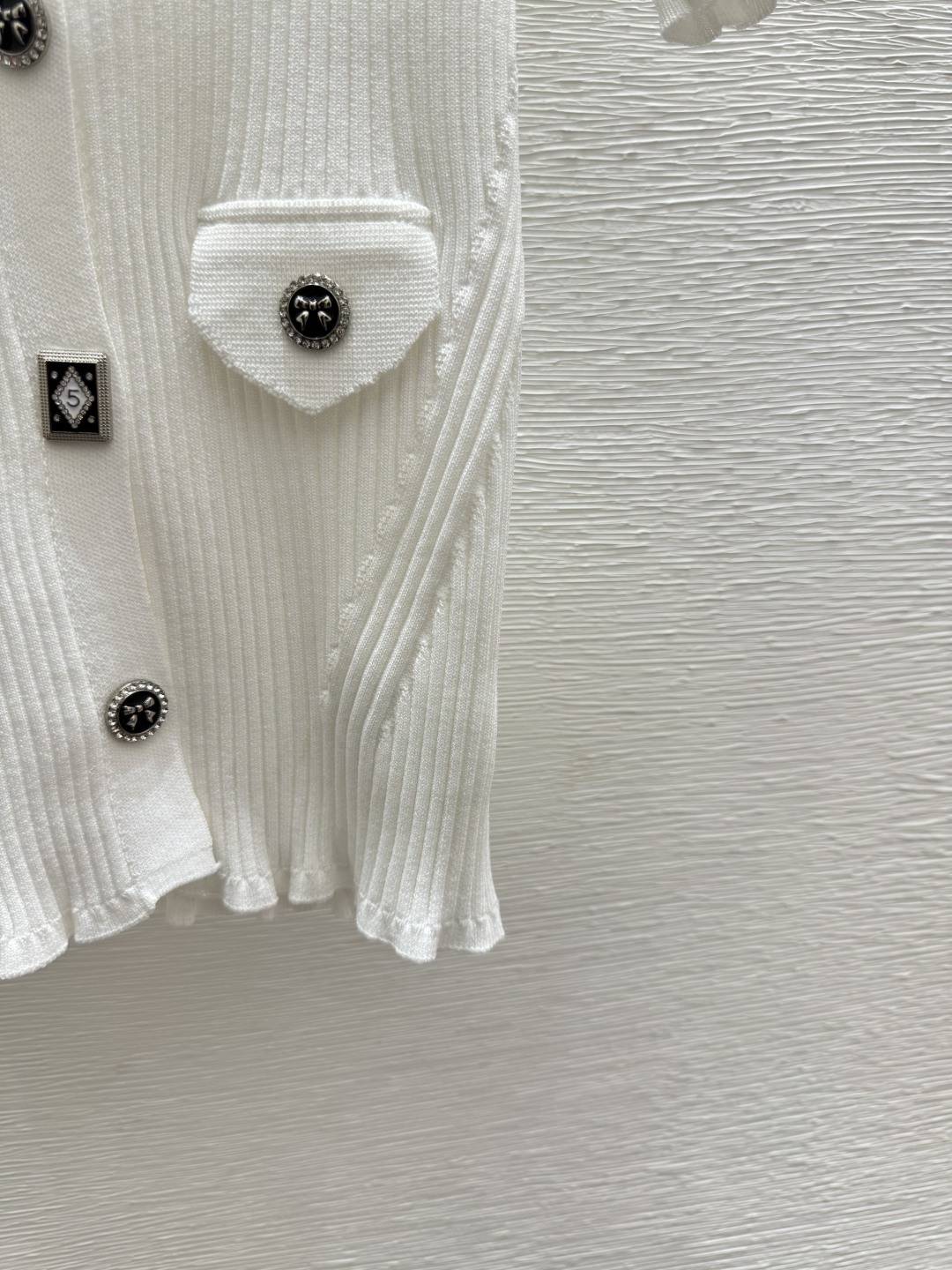 🆕CH家🆕 春夏新款 纯色简约圆领针织短袖开衫颜色：白色 黑色尺码：36.38.40