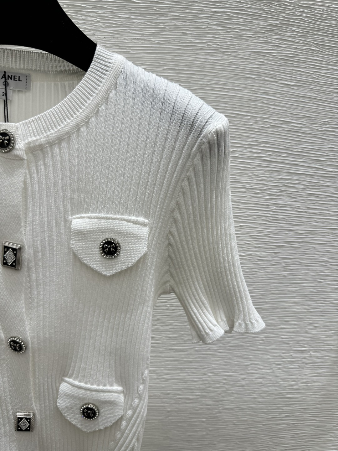 🆕CH家🆕 春夏新款 纯色简约圆领针织短袖开衫颜色：白色 黑色尺码：36.38.40