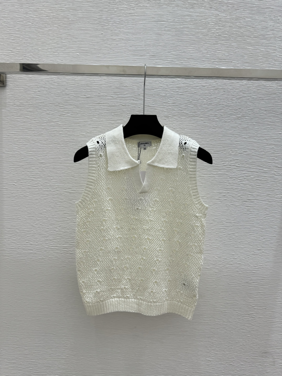 🆕D家🆕 春夏新款 纯色简约翻领针织背心颜色：白色 黑色尺码：36.38.40