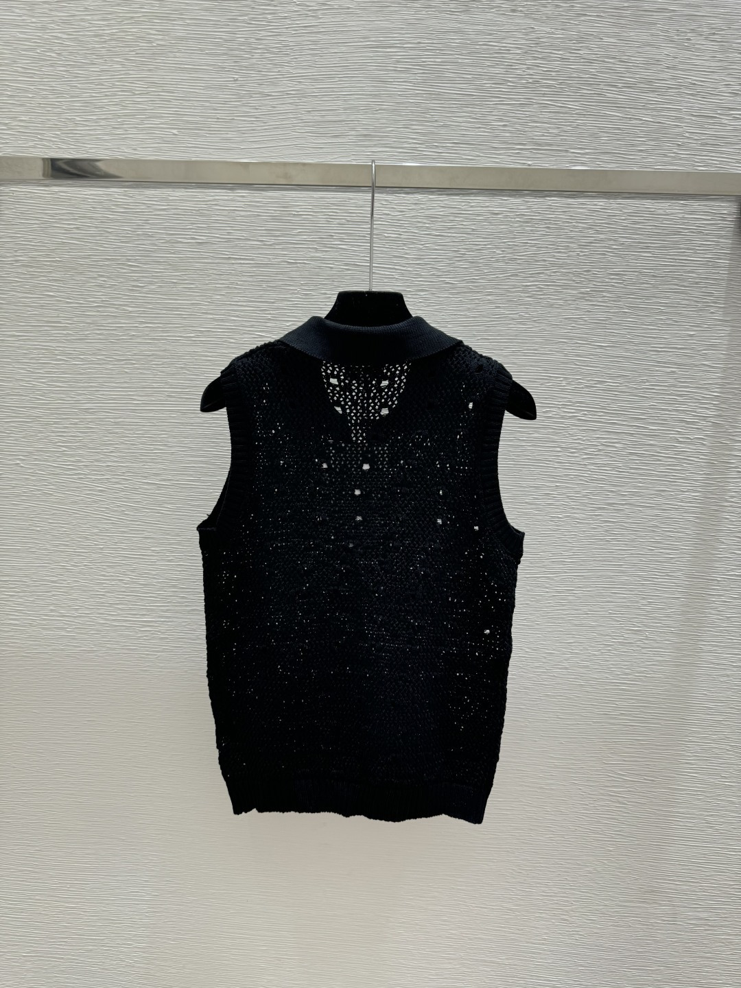 🆕D家🆕 春夏新款 纯色简约翻领针织背心颜色：白色 黑色尺码：36.38.40