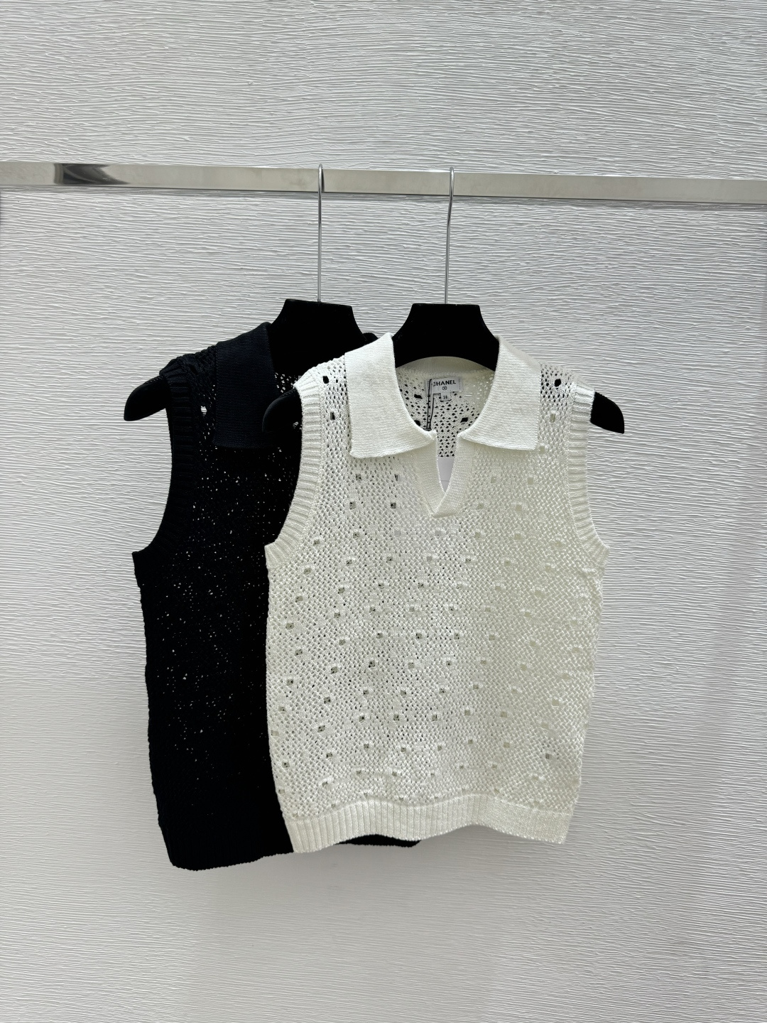 🆕D家🆕 春夏新款 纯色简约翻领针织背心颜色：白色 黑色尺码：36.38.40
