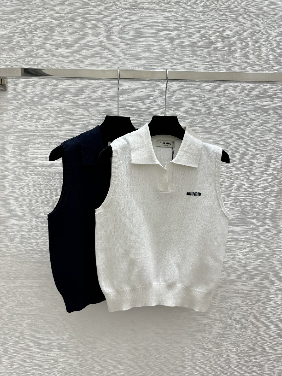 🆕M家🆕 春夏新款 纯色简约翻领针织背心颜色：白色 宝蓝尺码：36.38.40