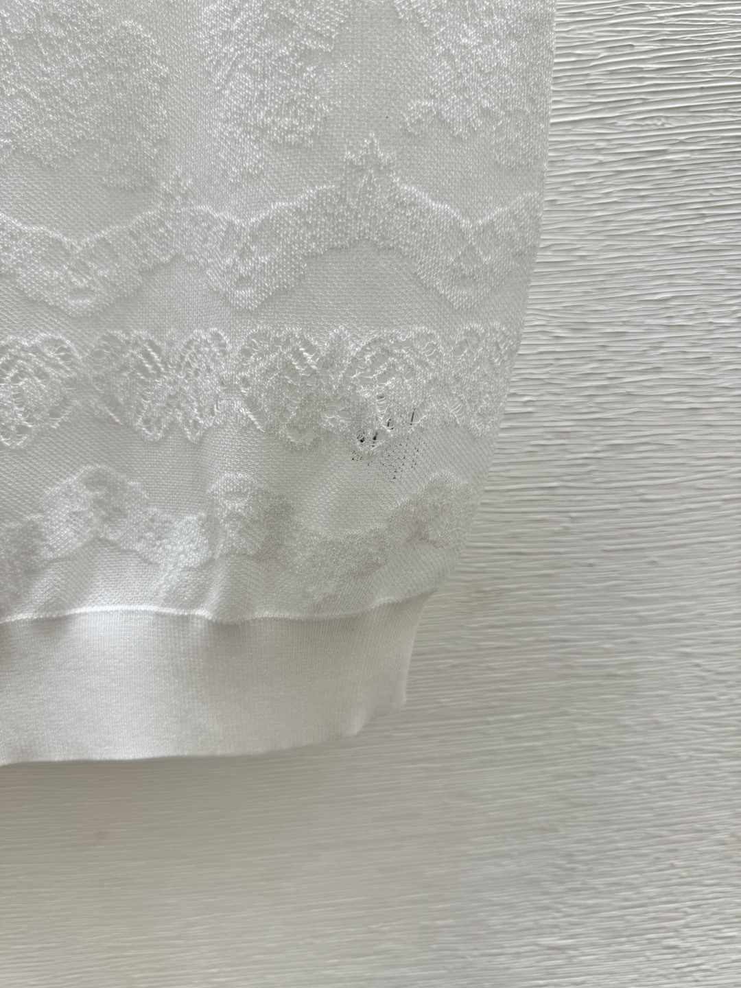 🆕D家🆕 春夏新款 纯色花卉镂空圆领针织背心颜色：白色尺码：36.38.40