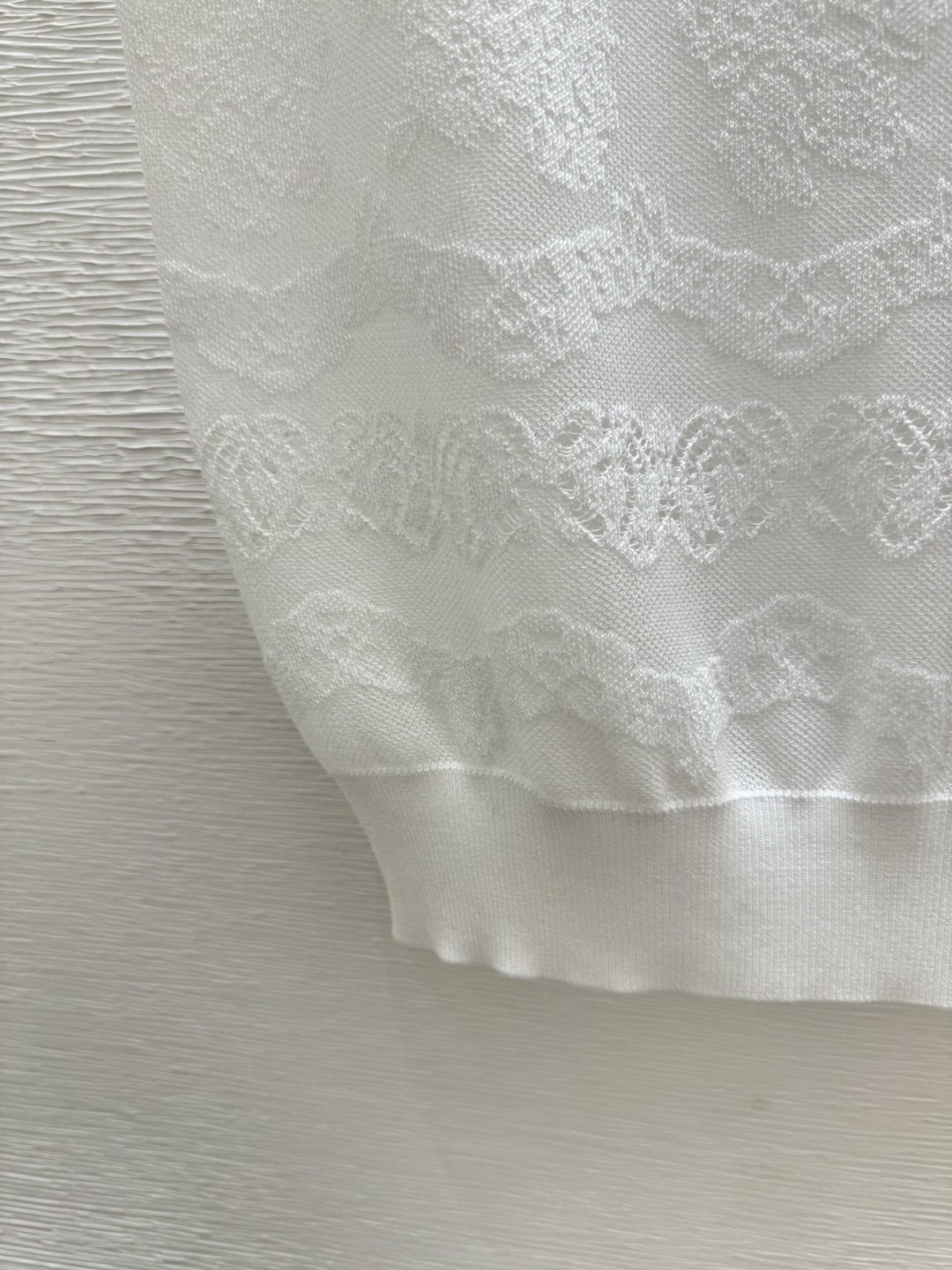 🆕D家🆕 春夏新款 纯色花卉镂空圆领针织背心颜色：白色尺码：36.38.40