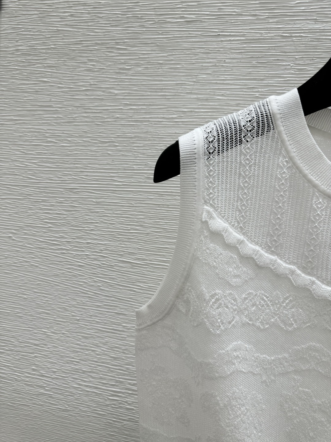 🆕D家🆕 春夏新款 纯色花卉镂空圆领针织背心颜色：白色尺码：36.38.40