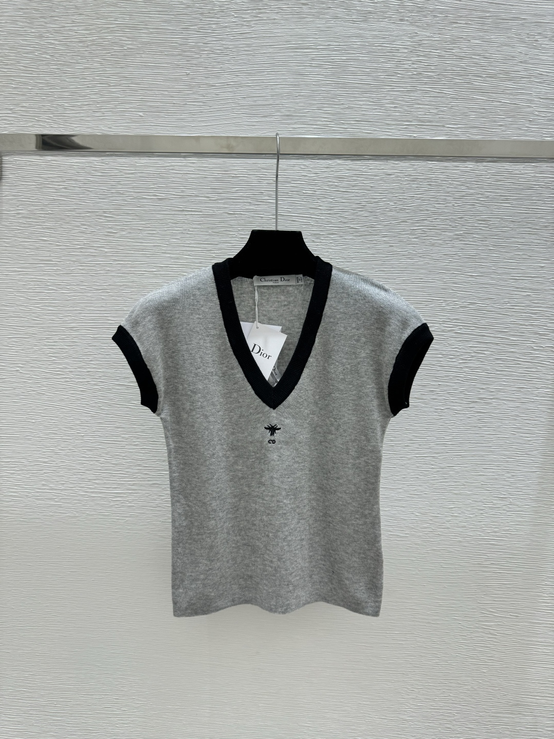 🆕D家🆕 春夏新款 撞色简约V领针织短袖颜色：白色 灰色尺码：36.38.40