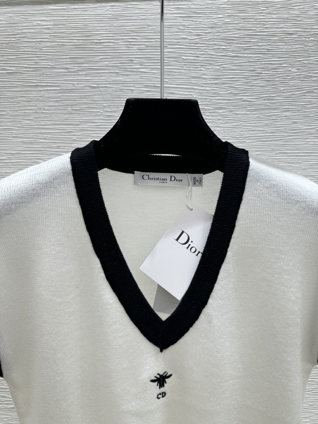 🆕D家🆕 春夏新款 撞色简约V领针织短袖颜色：白色 灰色尺码：36.38.40