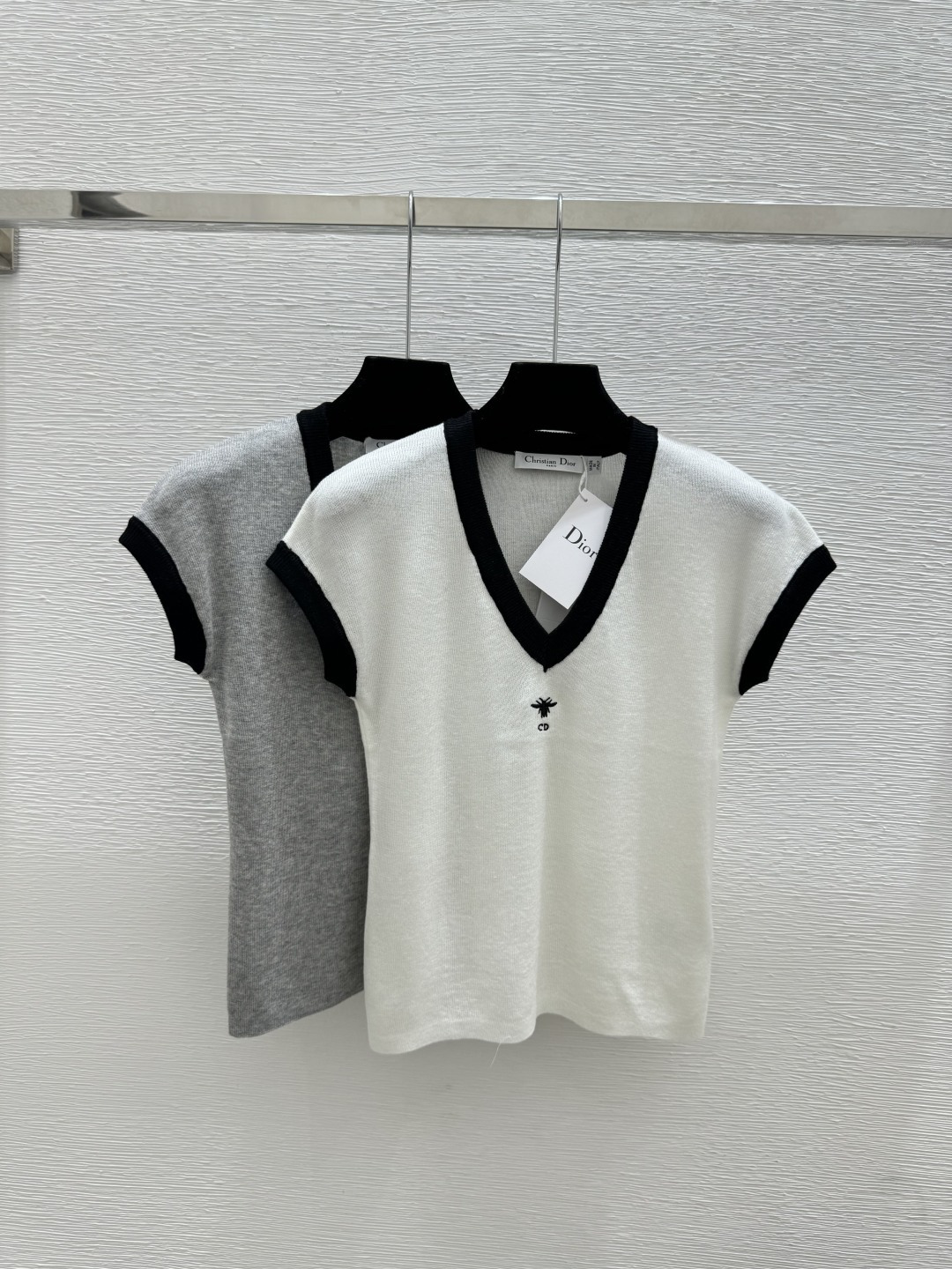 🆕D家🆕 春夏新款 撞色简约V领针织短袖颜色：白色 灰色尺码：36.38.40