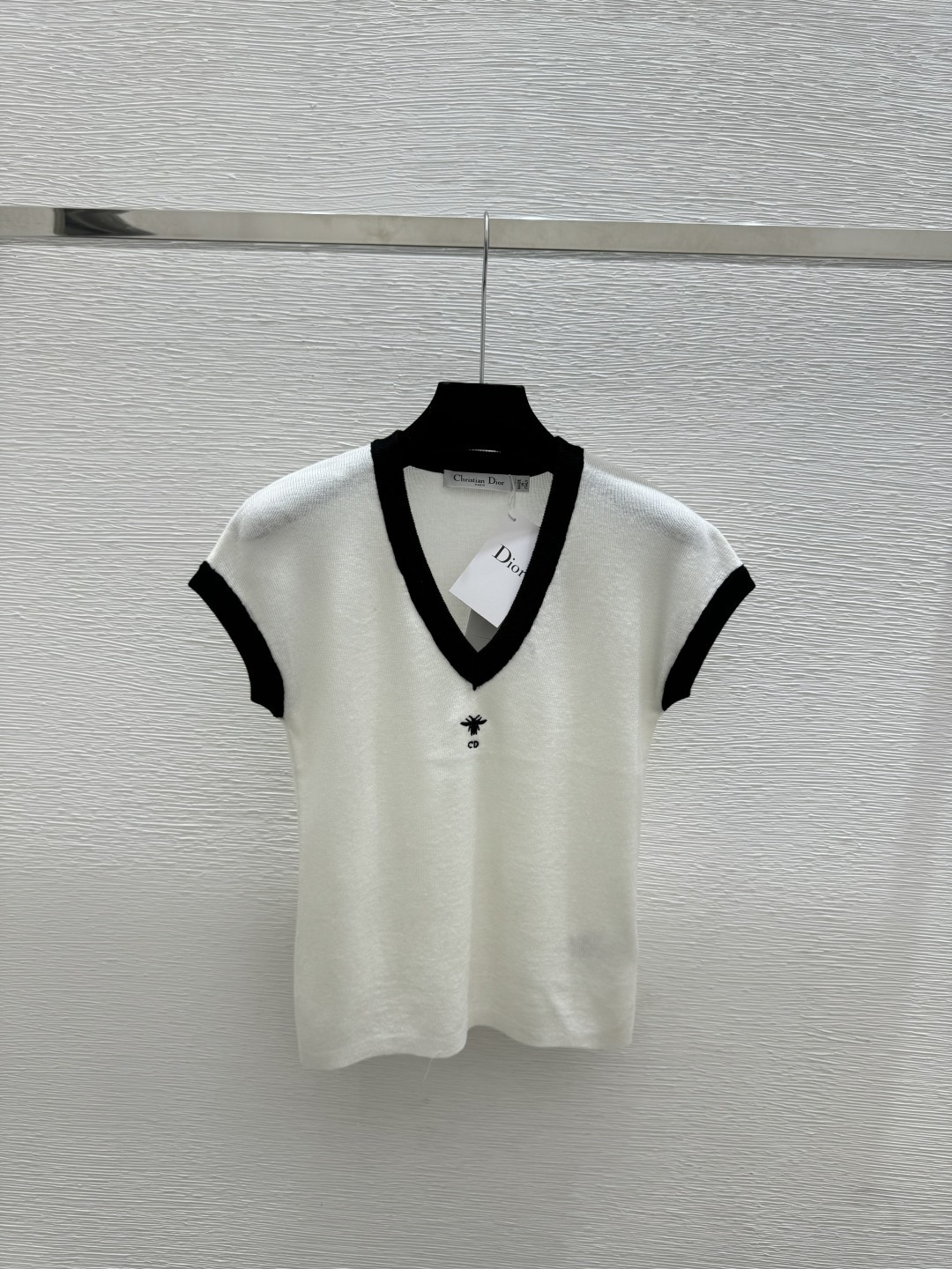 🆕D家🆕 春夏新款 撞色简约V领针织短袖颜色：白色 灰色尺码：36.38.40