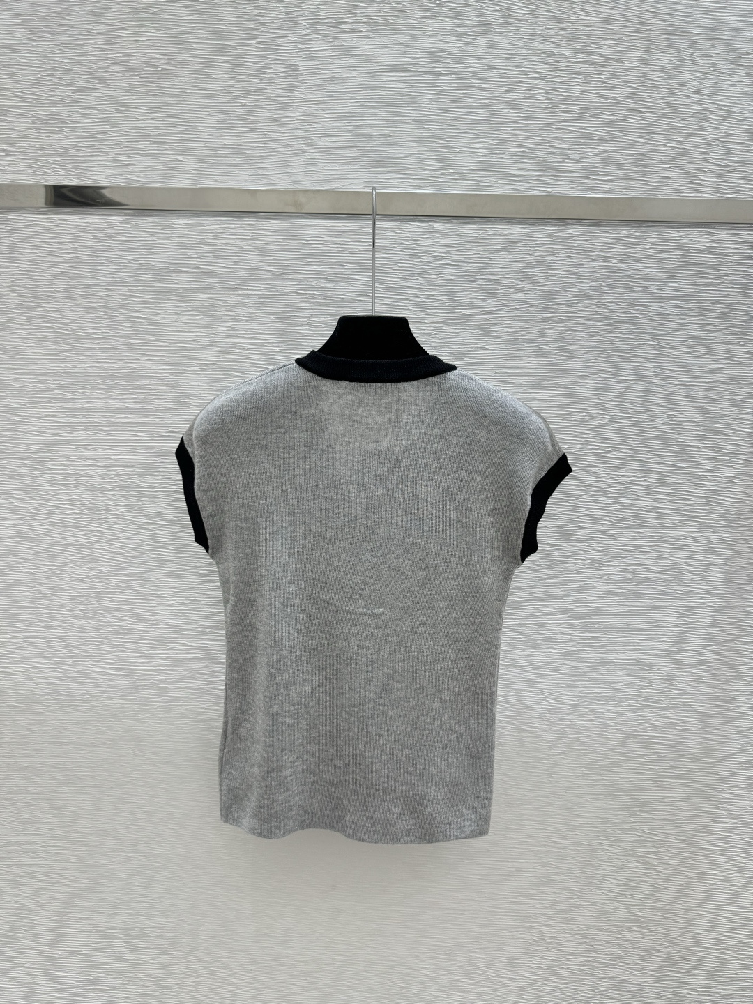 🆕D家🆕 春夏新款 撞色简约V领针织短袖颜色：白色 灰色尺码：36.38.40