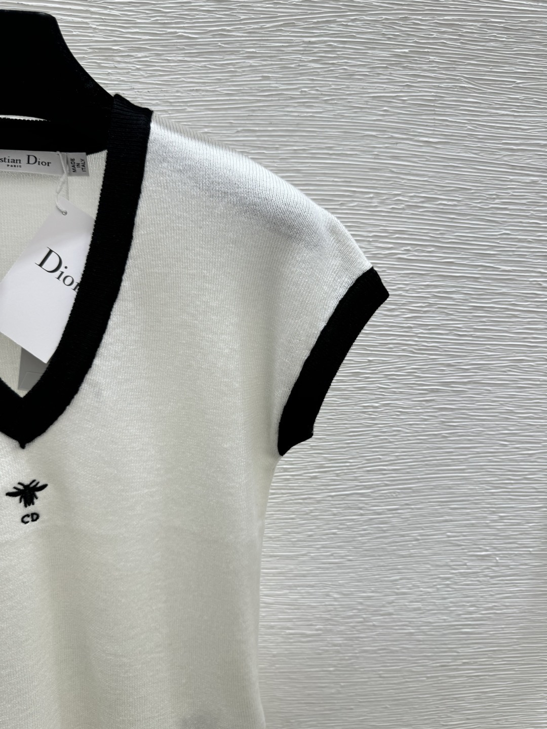 🆕D家🆕 春夏新款 撞色简约V领针织短袖颜色：白色 灰色尺码：36.38.40