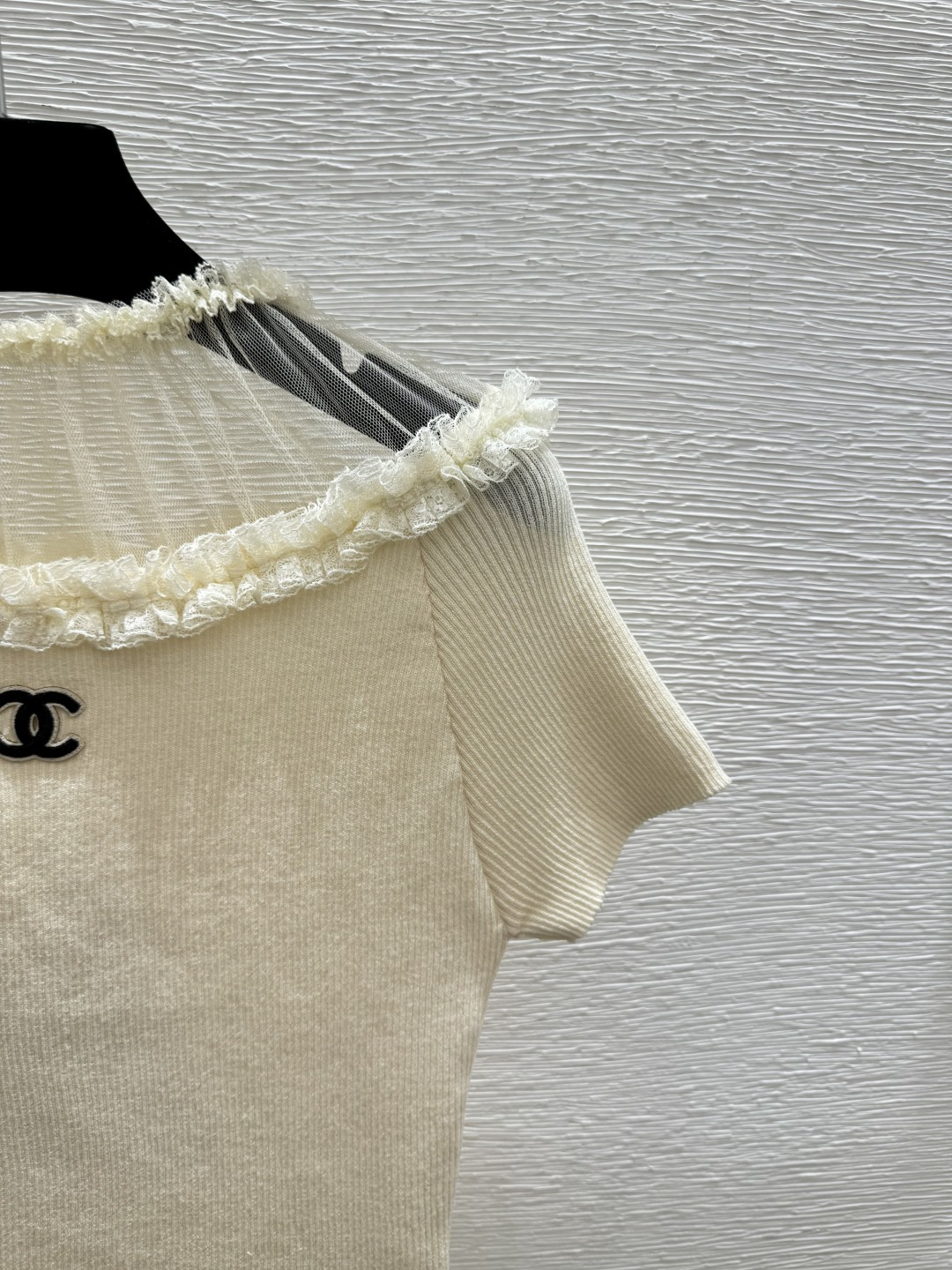 🆕CH家🆕 春夏新款 纯色蕾丝花边圆领针织短袖颜色：杏色 黑色尺码：36.38.40