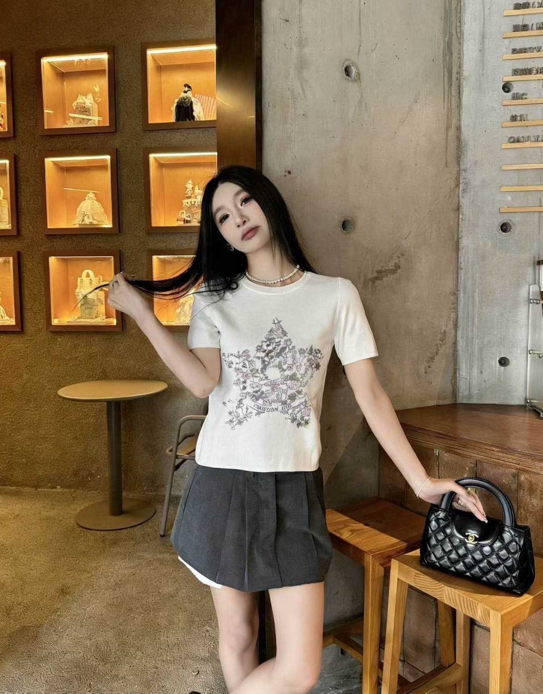 🆕D家🆕 春夏新款 撞色五角星花卉圆领针织短袖颜色：白色 蓝色 宝蓝尺码：36.38.40