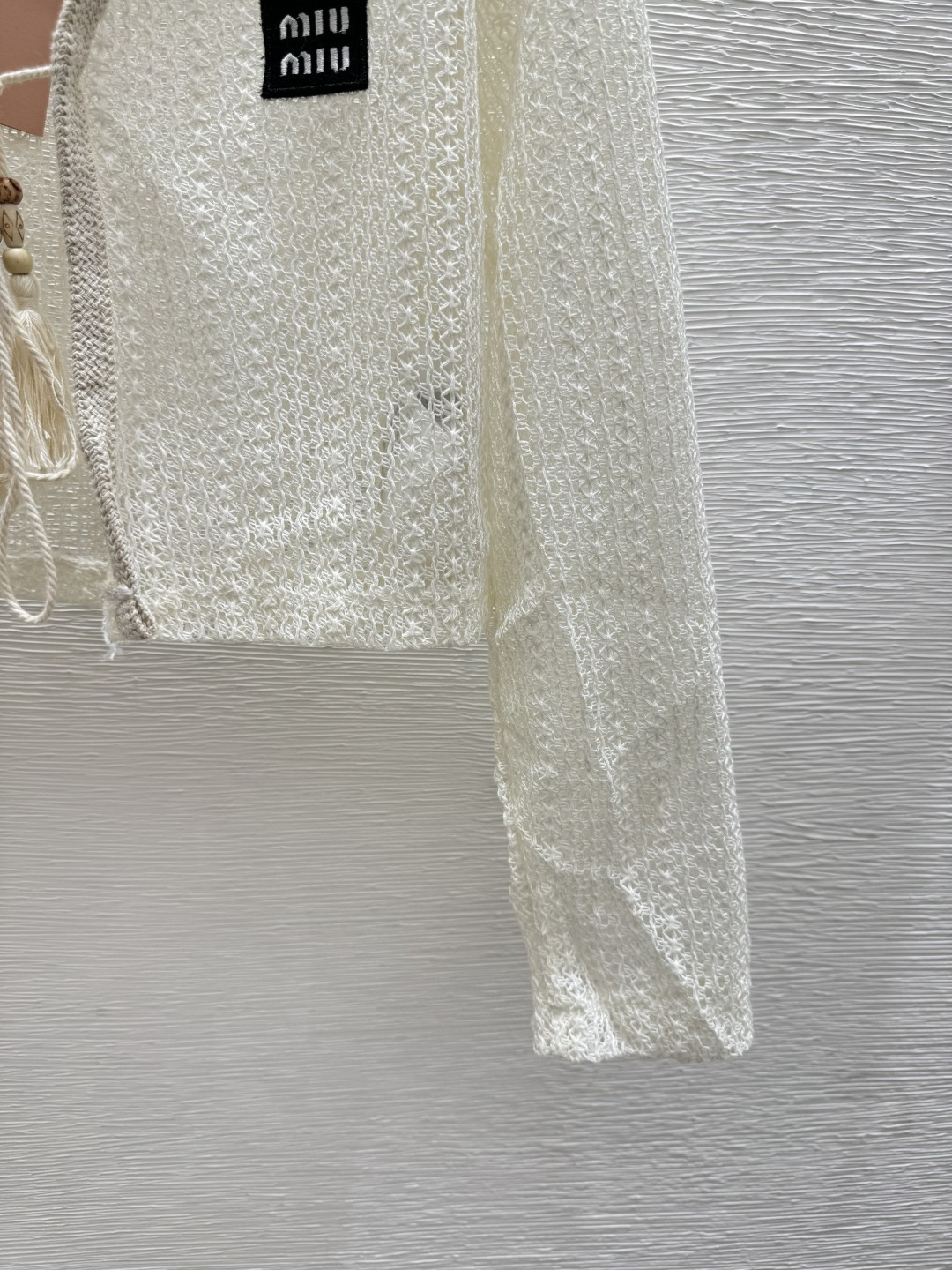🆕M家🆕 春夏新款 纯色简约镂空V领针织长袖开衫颜色：白色尺码：36.38.40