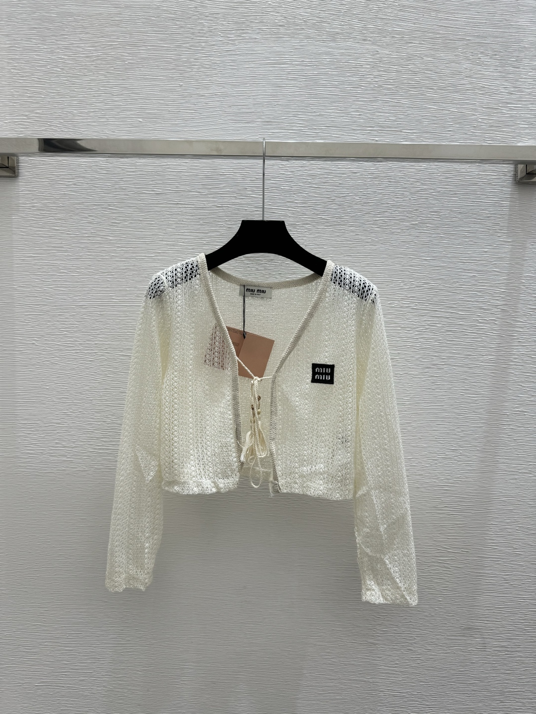 🆕M家🆕 春夏新款 纯色简约镂空V领针织长袖开衫颜色：白色尺码：36.38.40