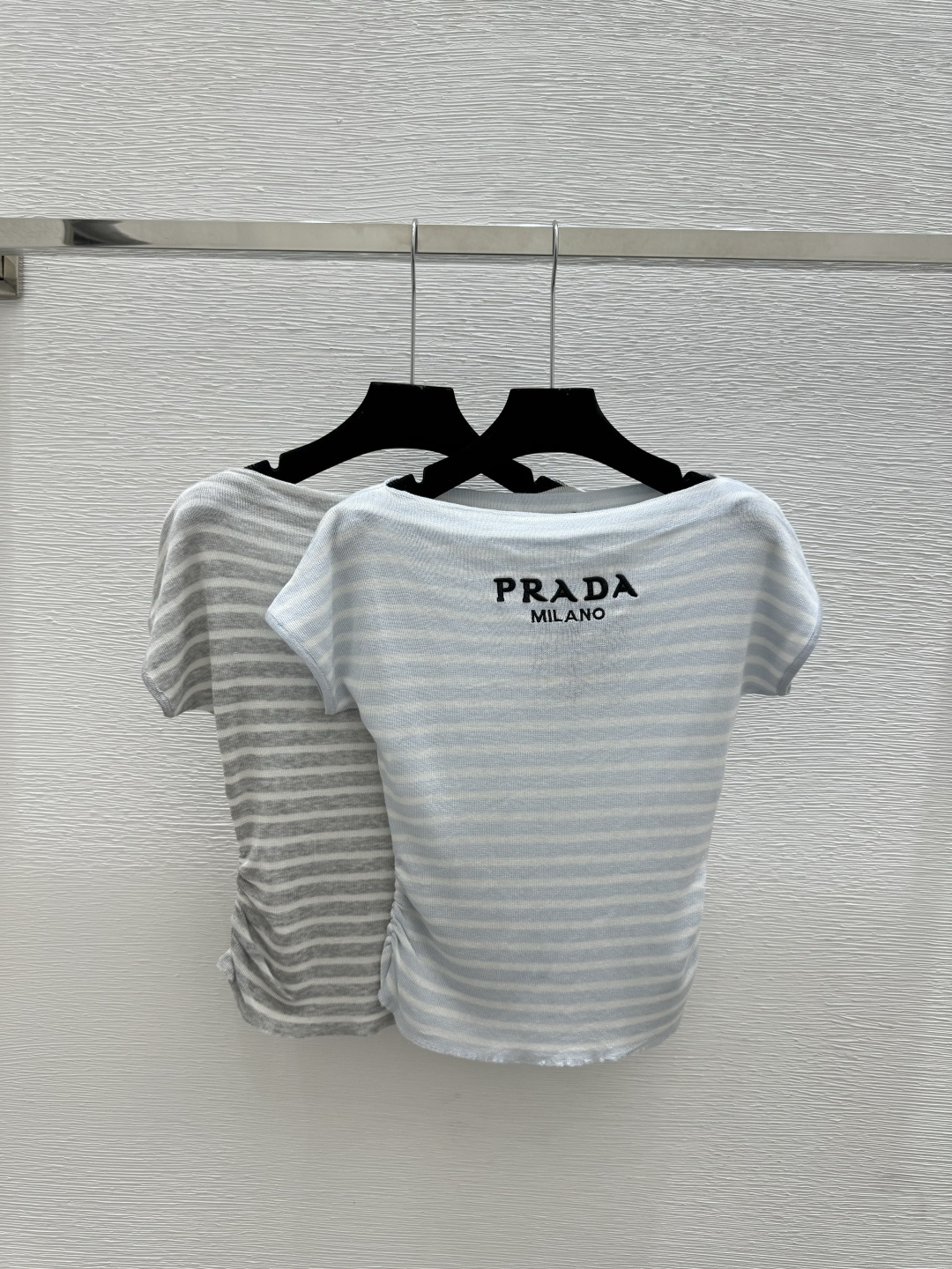 🆕P家🆕 春夏新款 撞色字母条纹针织短袖颜色：蓝色 灰色尺码：36.38.40