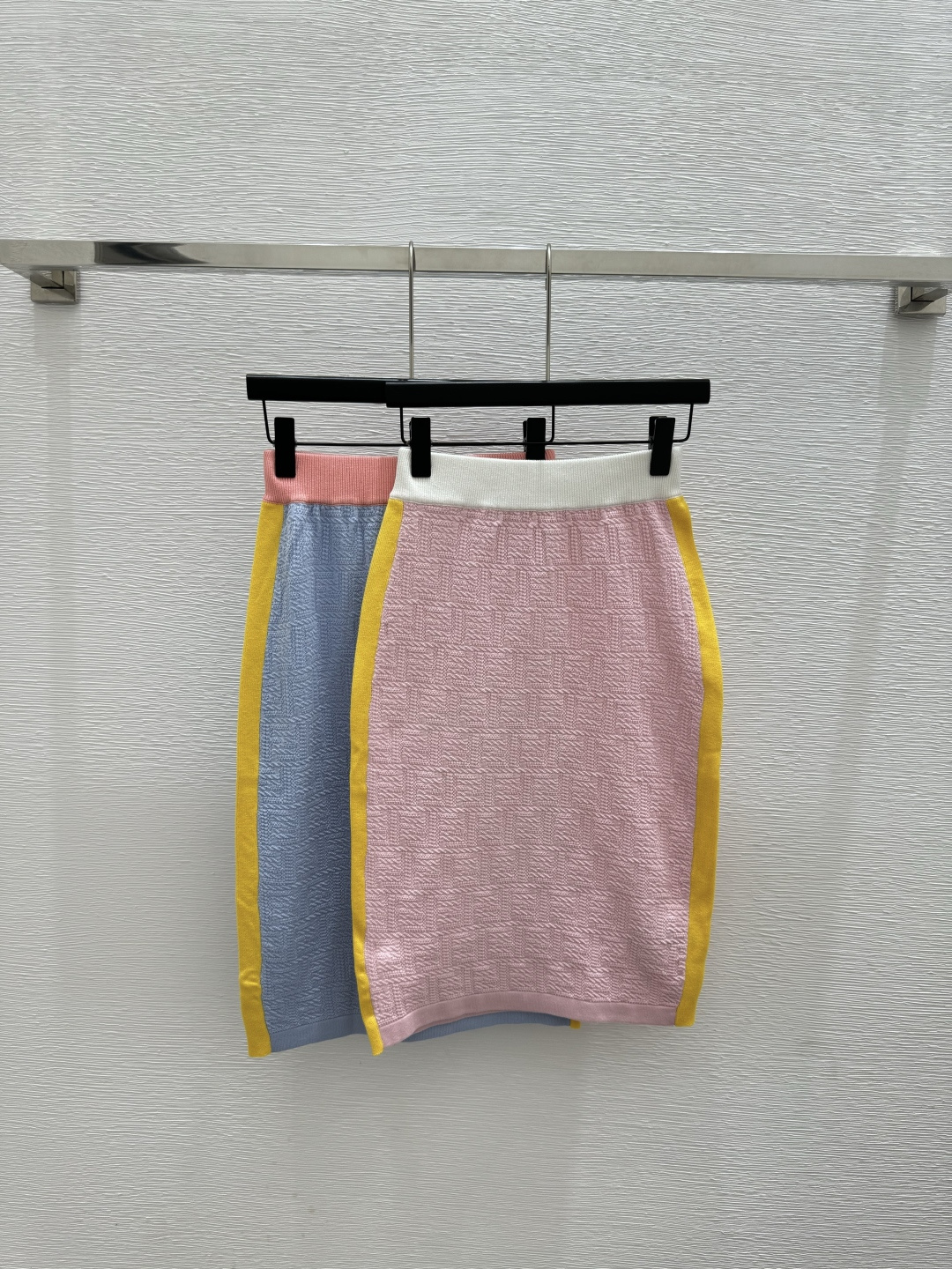🆕F家🆕 春夏新款 撞色老花字母针织半裙颜色：粉色 蓝色尺码：36.38.40