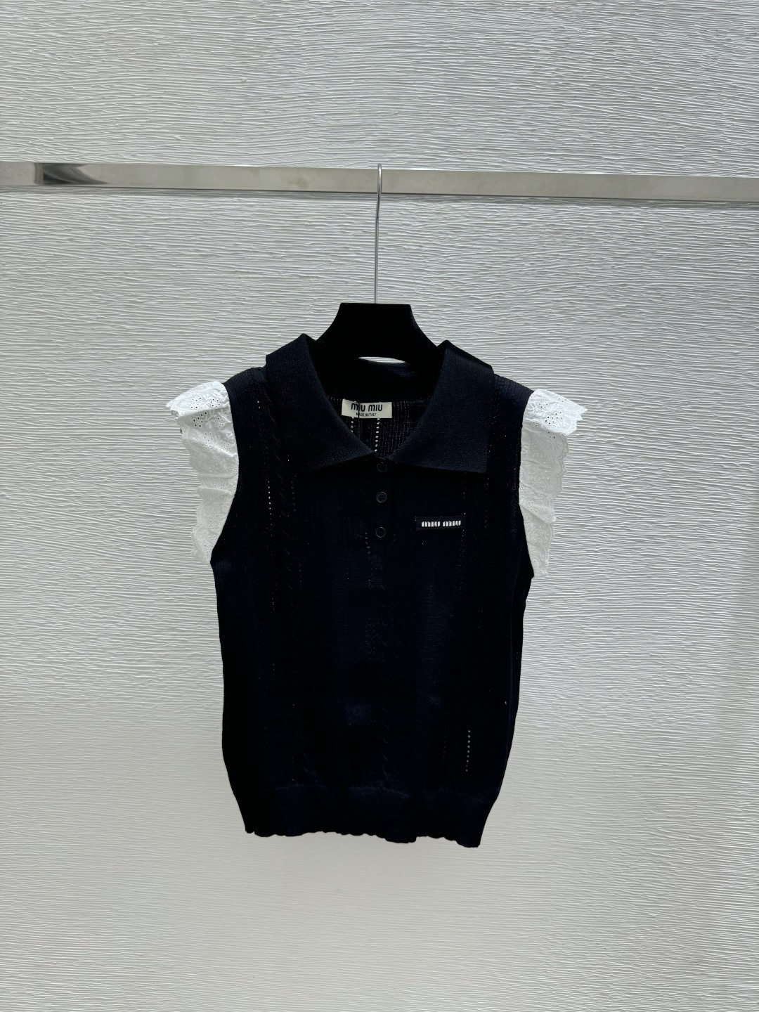 🆕M家🆕 春夏新款 撞色字花边翻领针织背心颜色：白色 黑色尺码：36.38.40