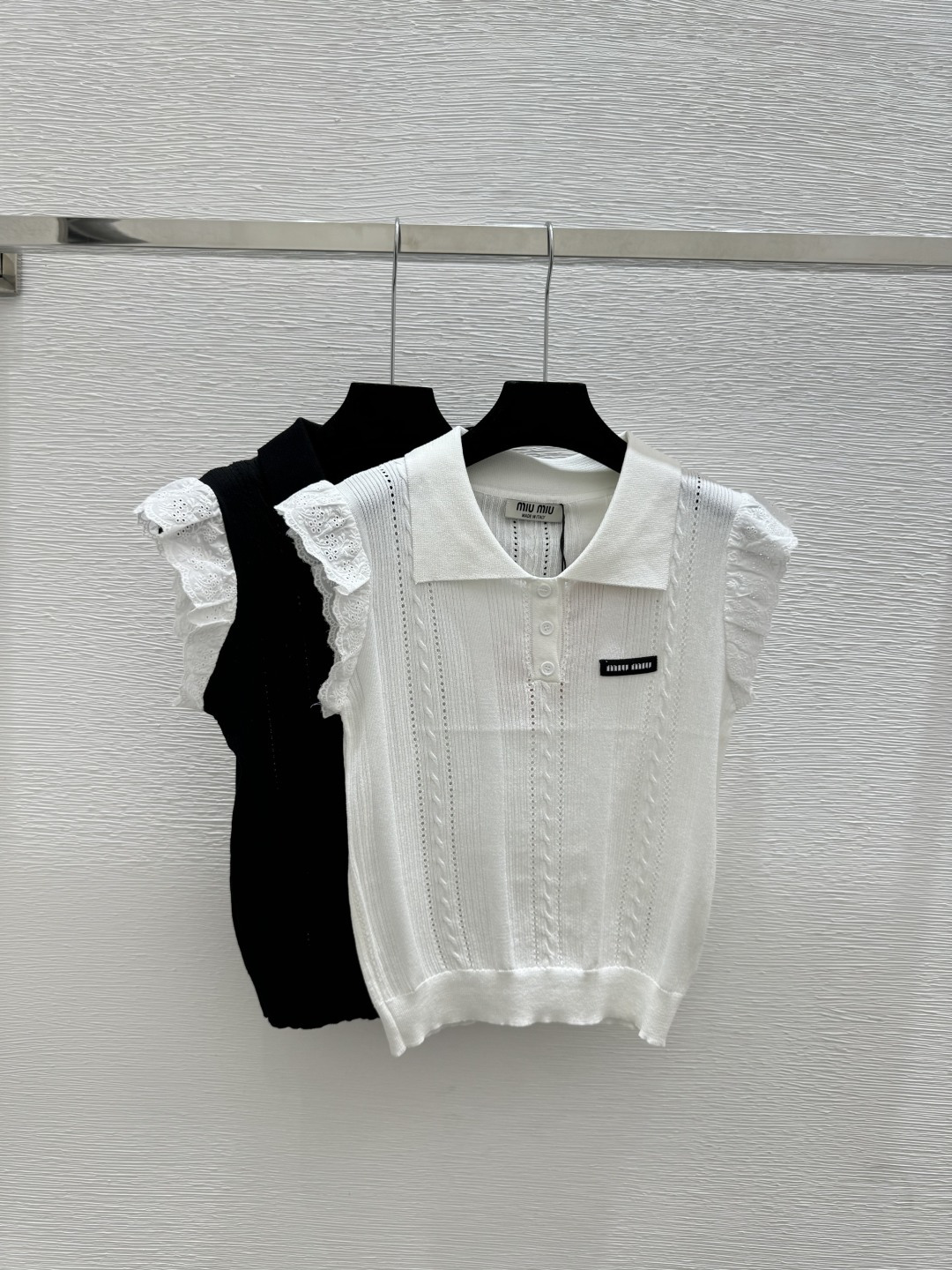 🆕M家🆕 春夏新款 撞色字花边翻领针织背心颜色：白色 黑色尺码：36.38.40