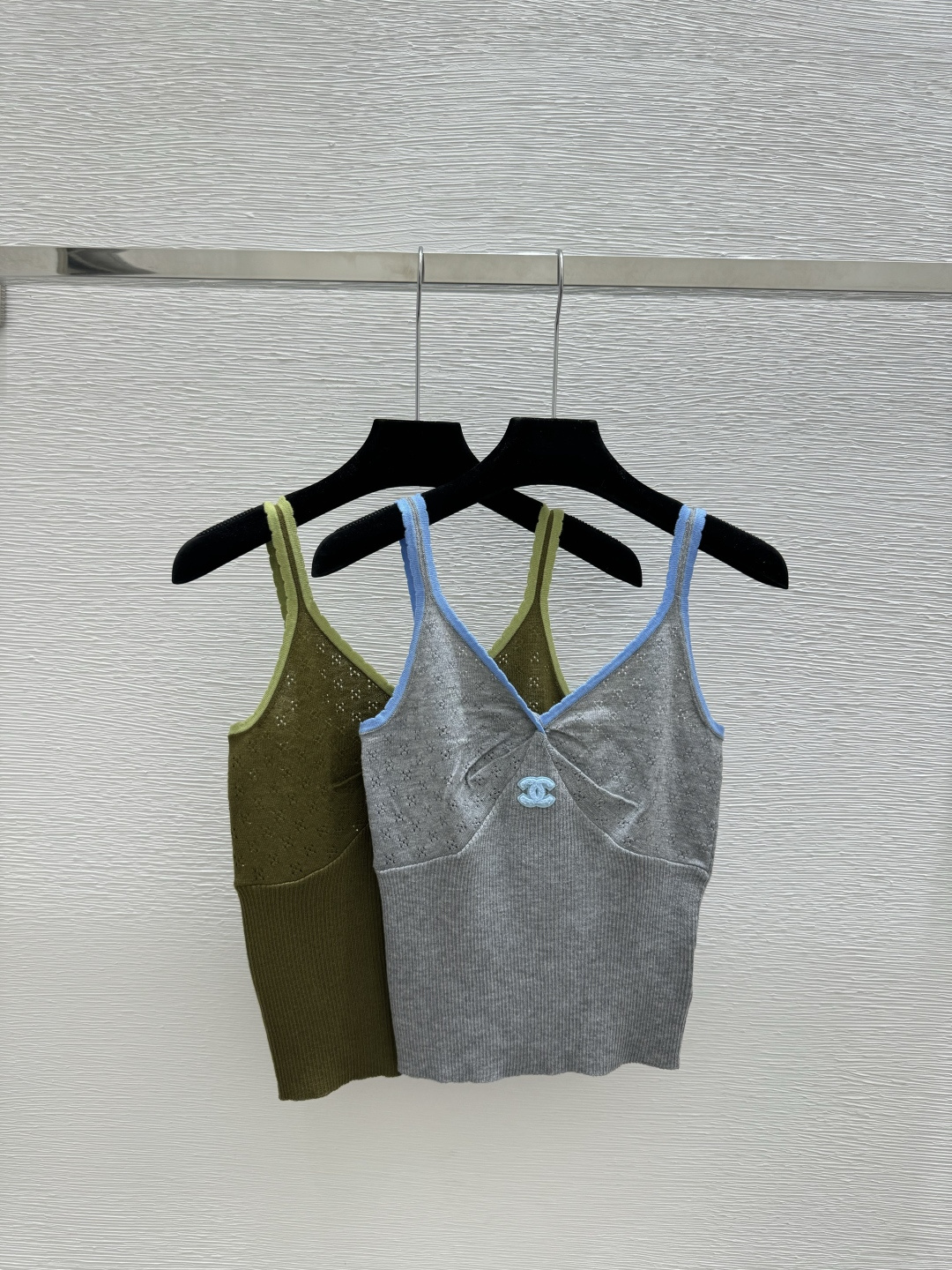 🆕CH家🆕 春夏新款 撞色简约V领针织吊带颜色：灰色 绿色尺码：36.38.40