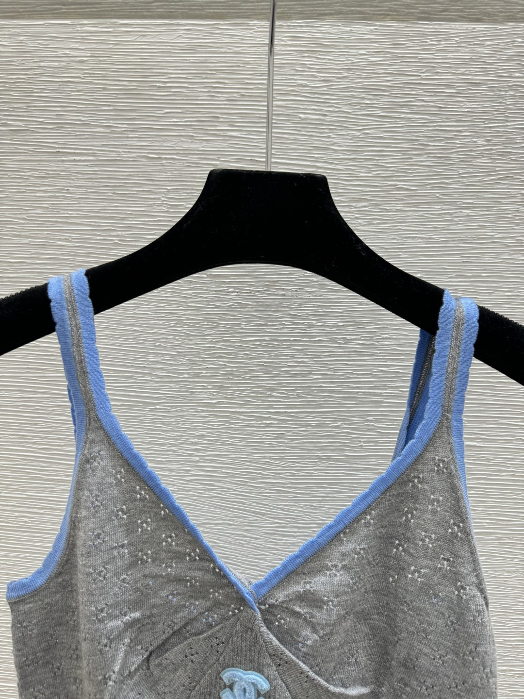 🆕CH家🆕 春夏新款 撞色简约V领针织吊带颜色：灰色 绿色尺码：36.38.40