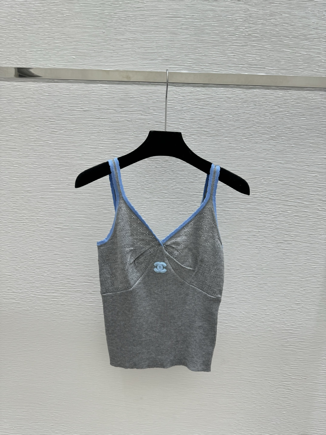 🆕CH家🆕 春夏新款 撞色简约V领针织吊带颜色：灰色 绿色尺码：36.38.40